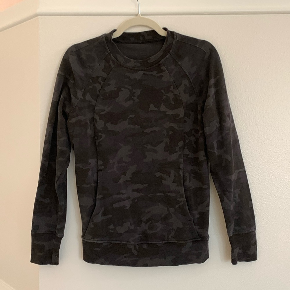 Lululemon Women’s Scuba pullover crew neck camouflage print grey/black, size 4